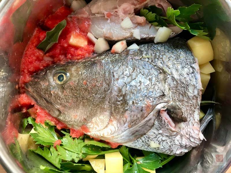Κεφάλι μεγάλου ψαριού με λαχανικά για ψαρόσουπα