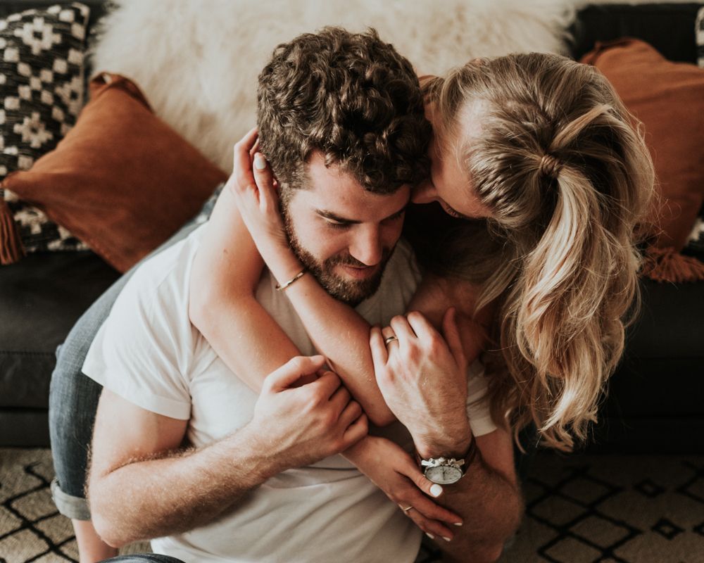 Couples-Photographer-Cozy-Romantic-Intimate-In-home-Photography-Session-6-1