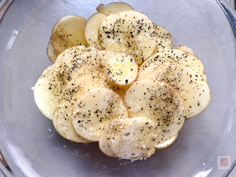 λεπτοκομμένες πατάτες με μυρωδικά