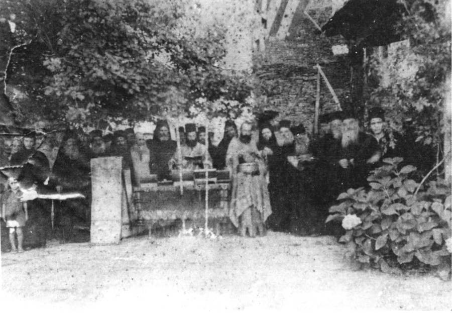Ο αγιασμός έξω του Κυριάκου της σκήτης Κουτλουμουσίου κατά την πανήγυρη της 27.7.1940