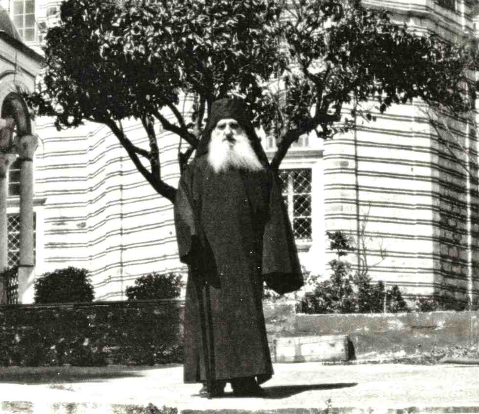 Ο ιερομόναχος Κυπριανός Ξενοφωντινός, έξω του Καθολικού της μονής της μετάνοιάς του
