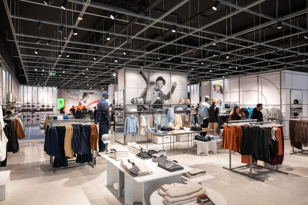 Η Nike, σε συνεργασία με τον διεθνή όμιλο Percassi, εγκαινίασε το κατάστημα Nike West Athens στο εμπορικό κέντρο River West, καλωσορίζοντας