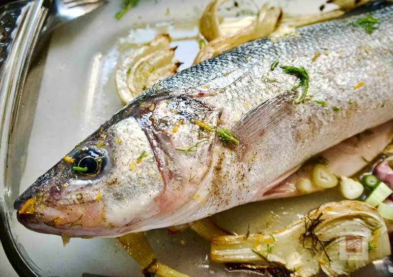 Ψάρι με μαραθόριζα και κρασί στο φούρνο